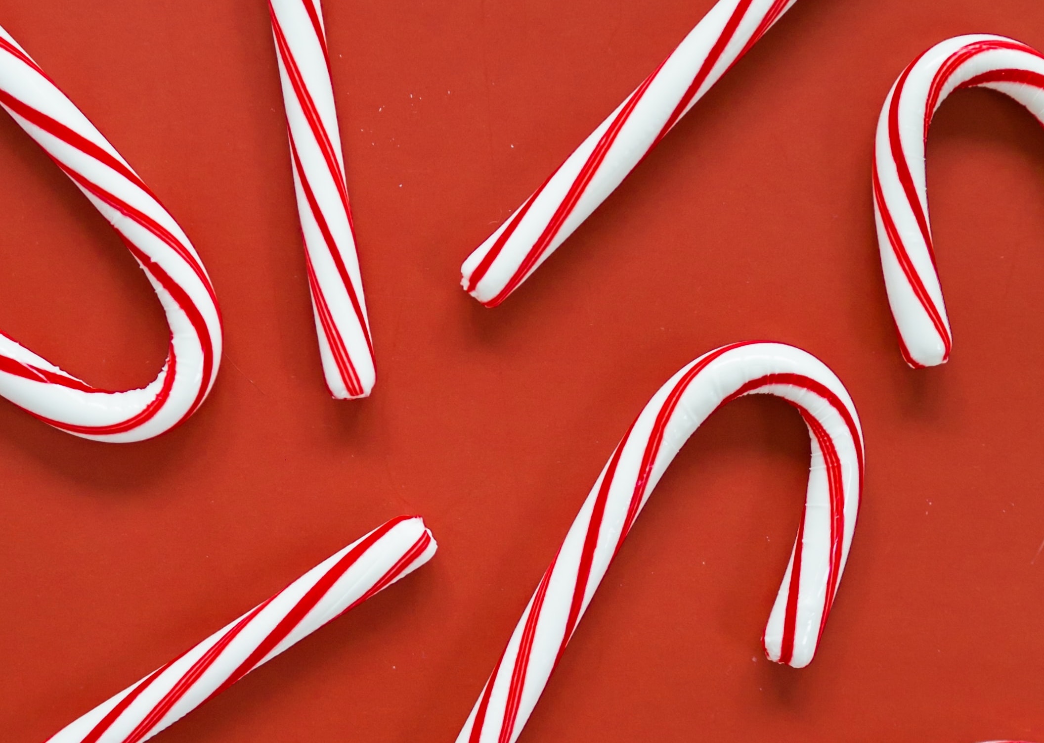 Красные карамельки. Карамельная трость – Candy Cane. Леденец Кэнди Кейн. Рождественская конфета карамельная трость. Новогодние конфеты.